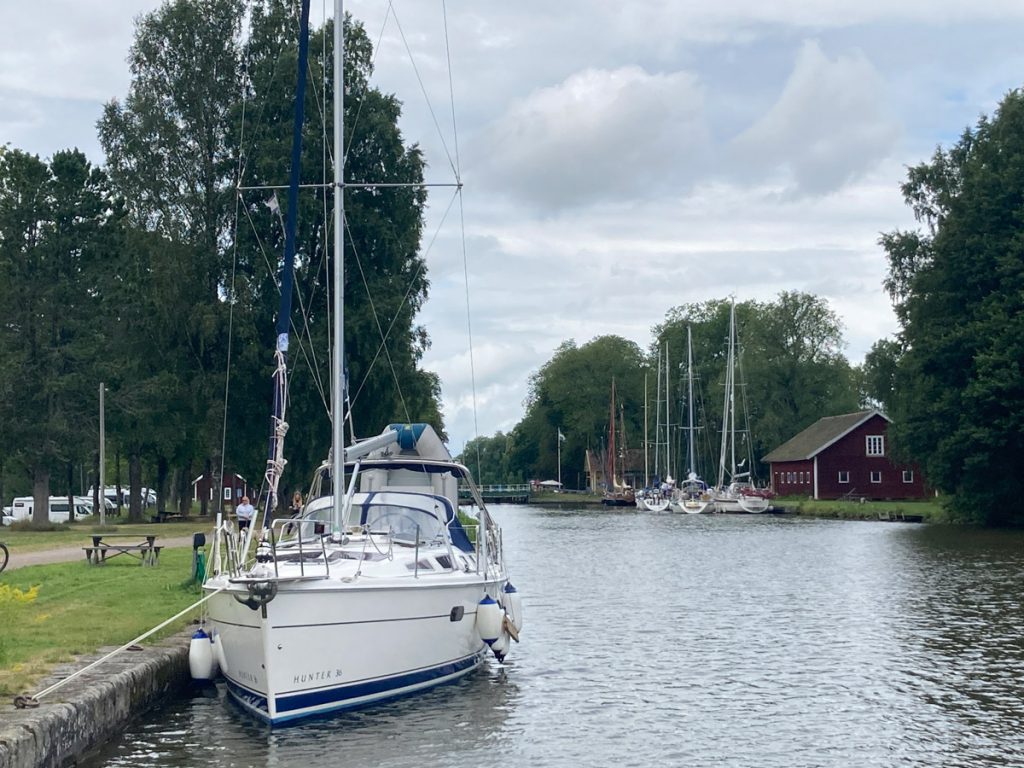 Boote vor der Schleuse in Hajstorp
