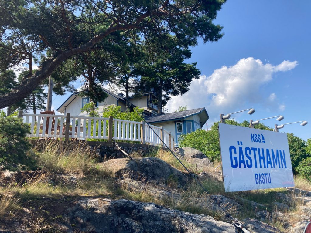 Mehr über den Artikel erfahren Zurück an der Ostküste: Äspskärsfladen, Svärdsklova und Arkösund